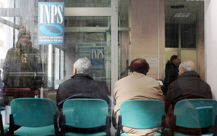 Pensioni, blocco delle rivalutazioni: al via la class action delle Acli. Ecco chi può farla